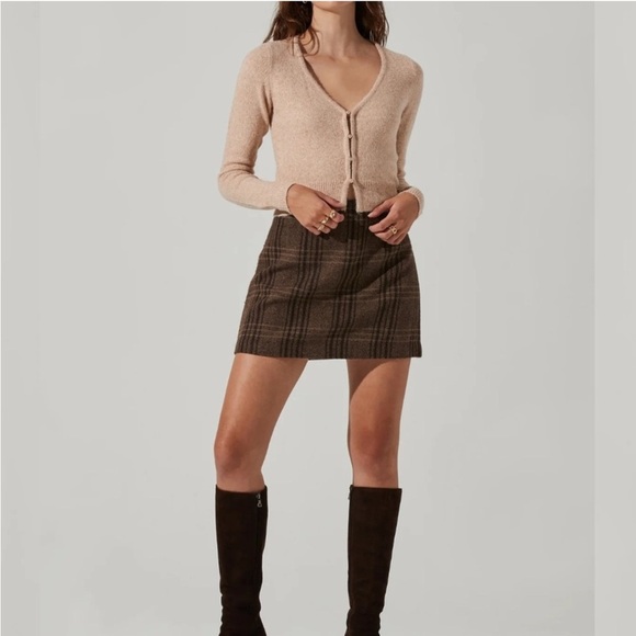 18. ASTR The Label Pearl Button V-Neck Cream Cardigan Size XL - Picture 2 of 8